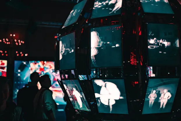 digital-screens-people-watching