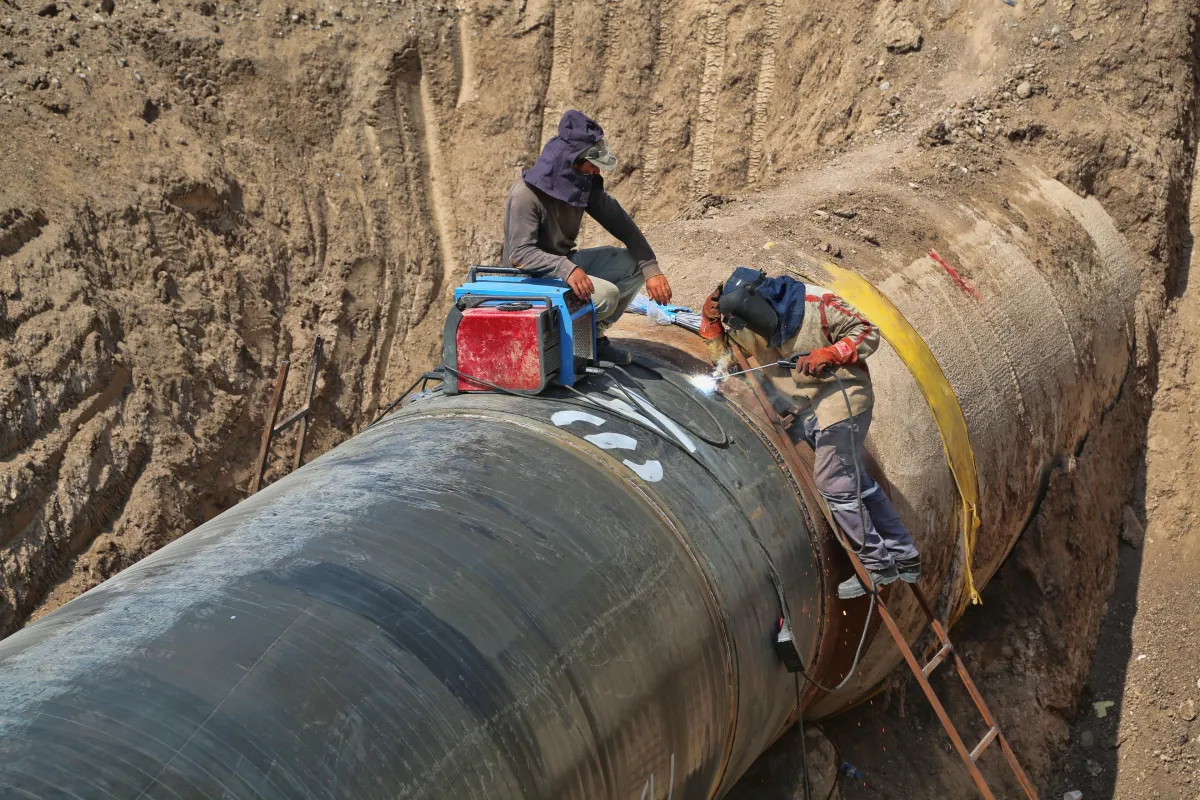 men_fixing_pipe