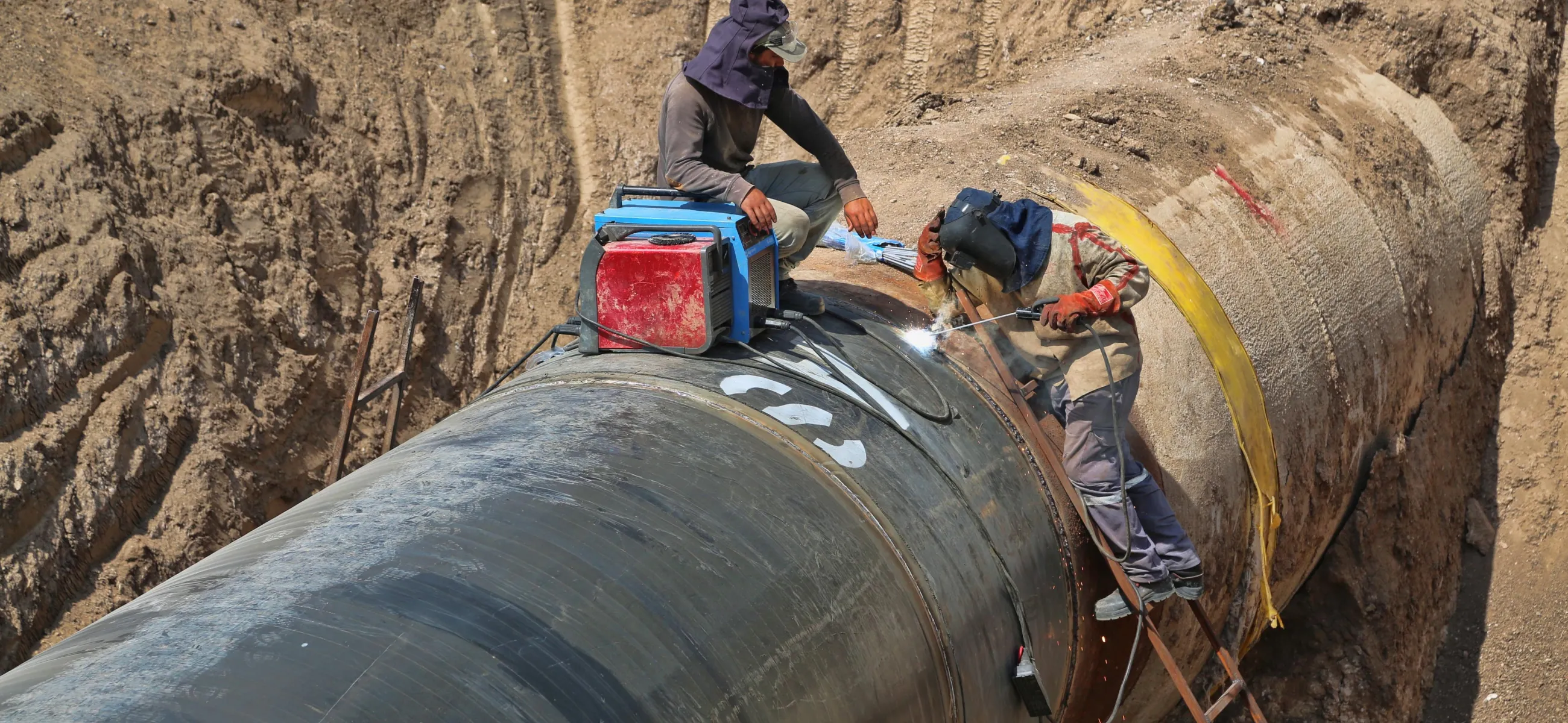men_fixing_pipe