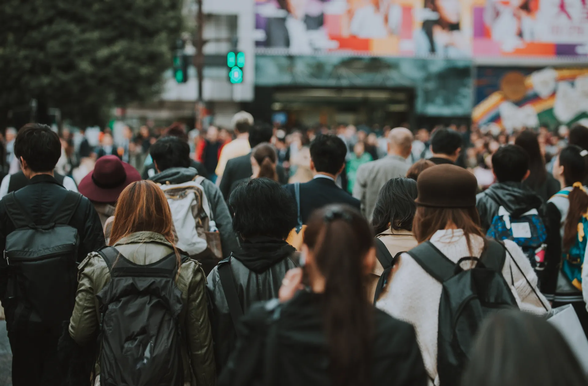 people_walking_same_directions_city