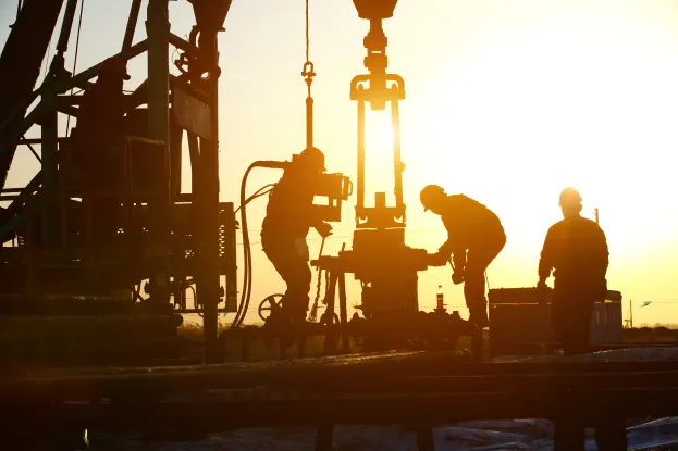 workers_oil_extration